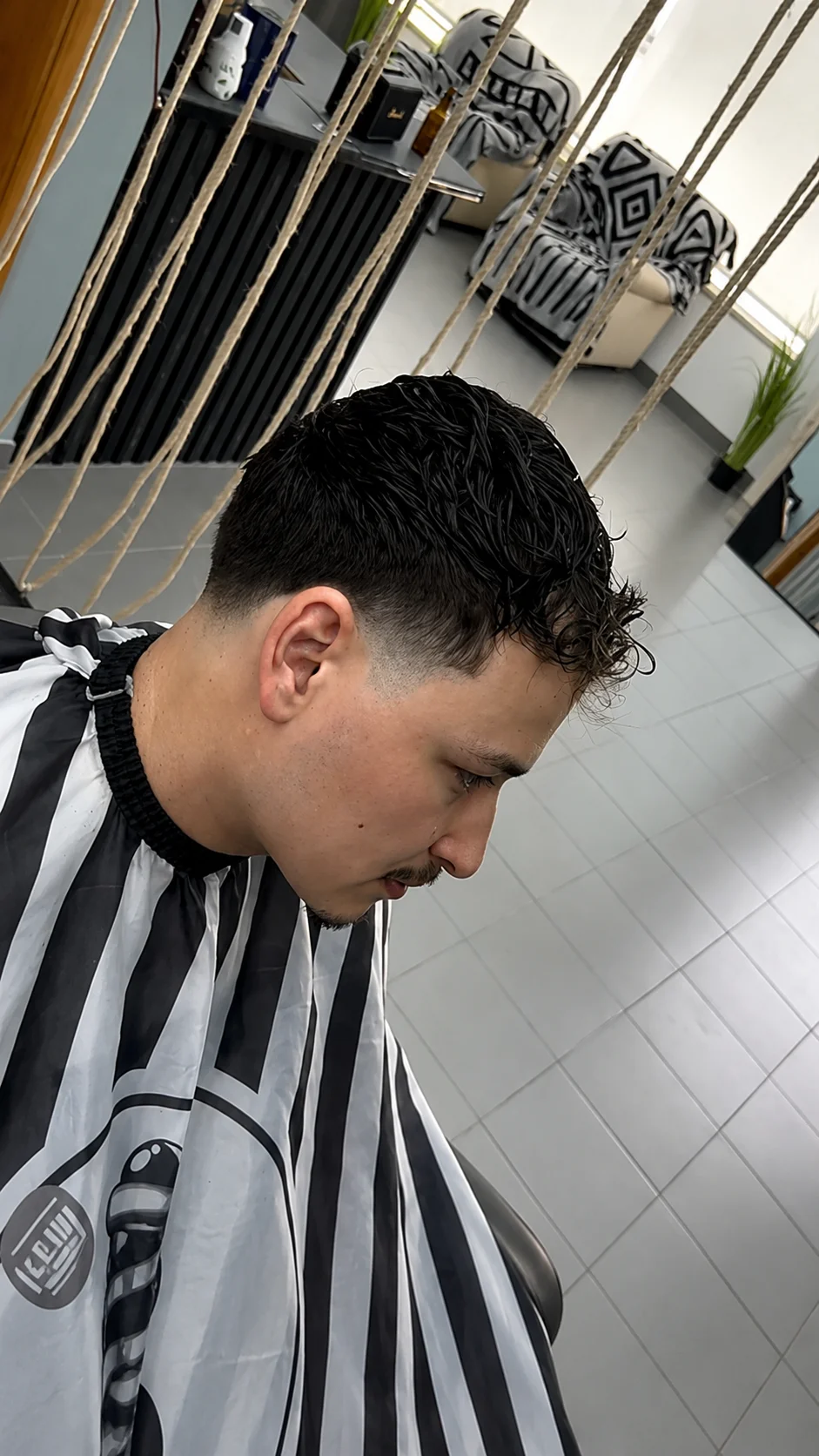 Fade baixo com textura no topo
