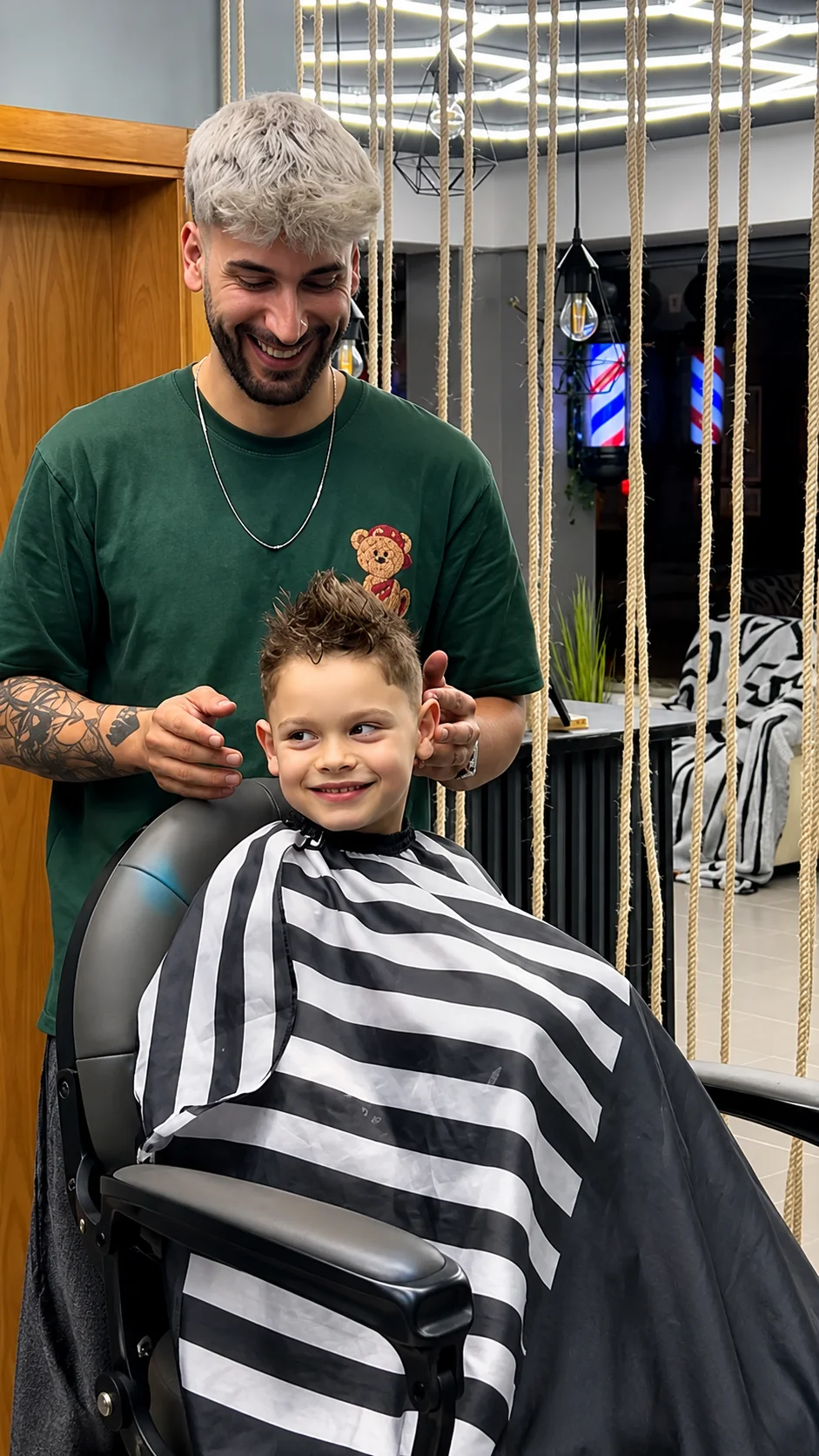 Corte infantil na cadeira de barbeiro