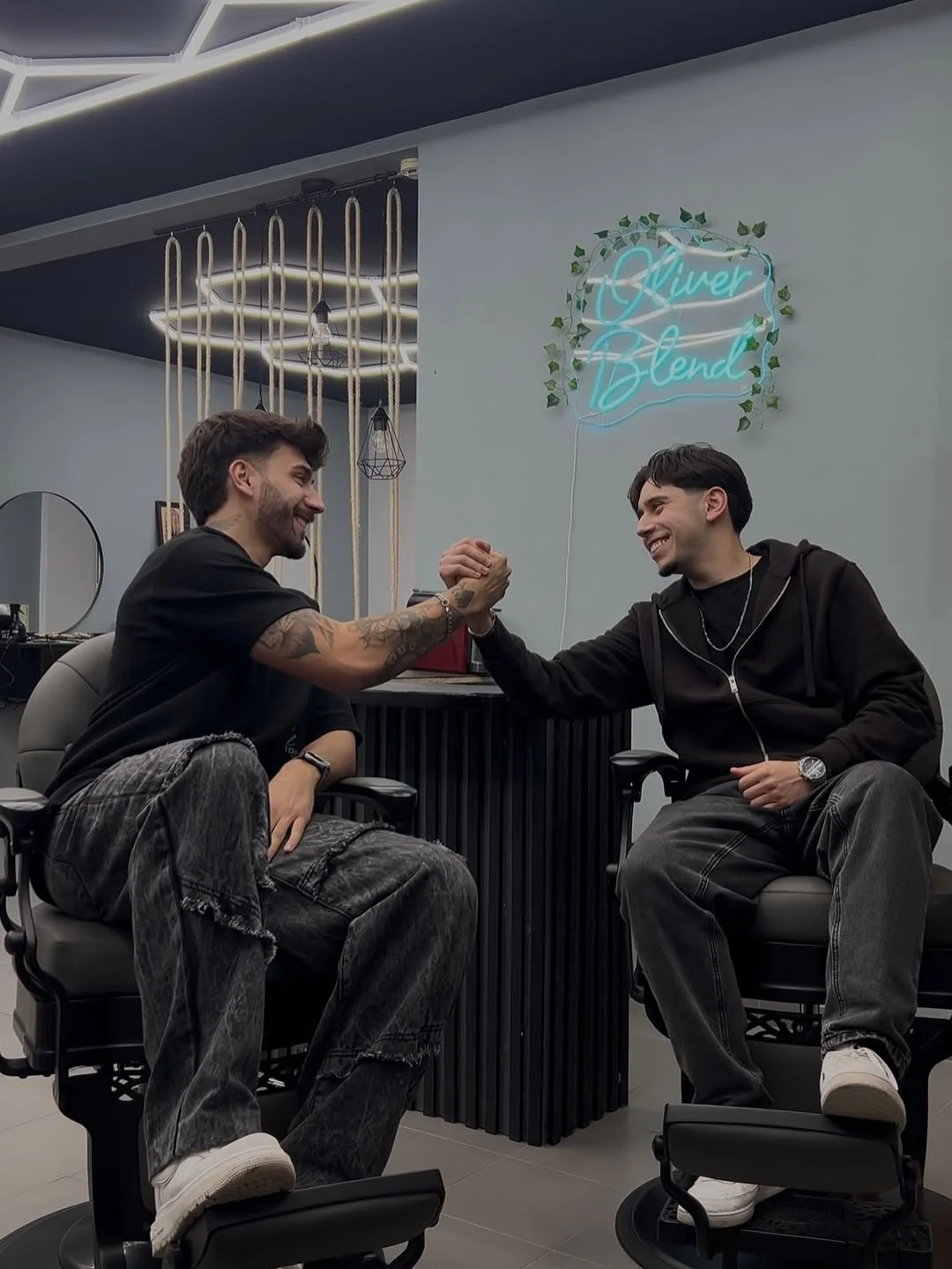 Equipa da OliverBlend Studio — Oliver e André na barbearia